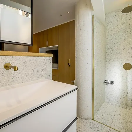 Perle Rare Au Coeur De La Pinede